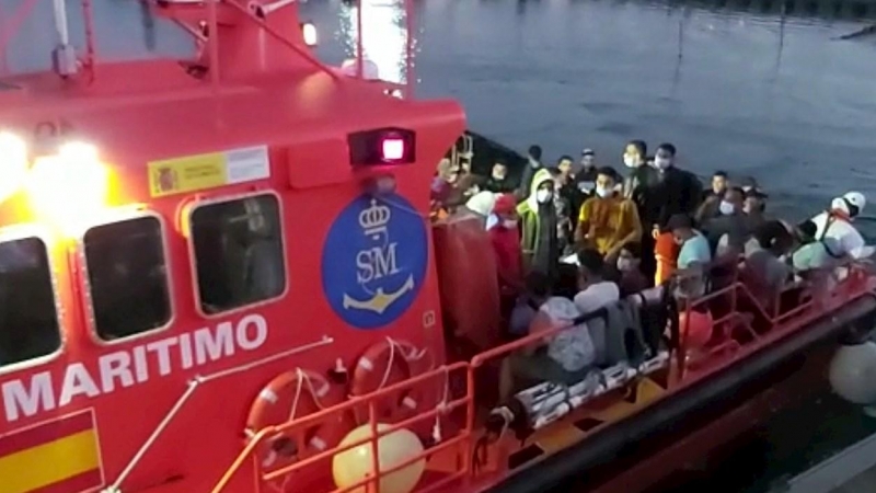 Efectivos de Salvamento Marítimo rescataron en la tarde de este jueves a 87 migrantes, de origen marroquí, que navegaban en una embarcación a unas 13 millas náuticas al sureste del Castillo de San Sebastián de Cádiz.