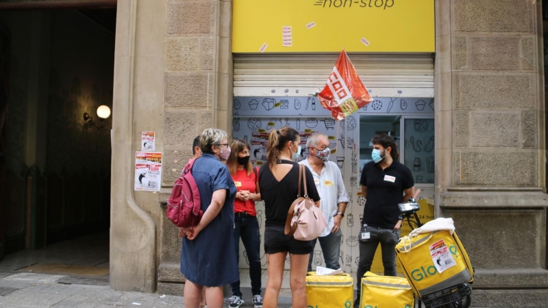 Imatge de treballadors de Glovo concentrats davant d'un dels supermercats de la companyia.