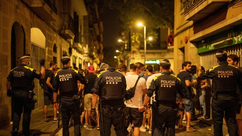 Segunda noche de aglomeraciones y algún altercado en las fiestas de Sants