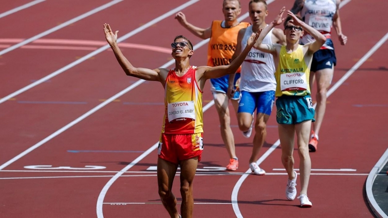 El atleta catalán Yassine Ouhdadi (c) se convirtió en uno de los reyes del mediofondo paralímpico español al conquistar la medalla de oro de los 5.000 metros.