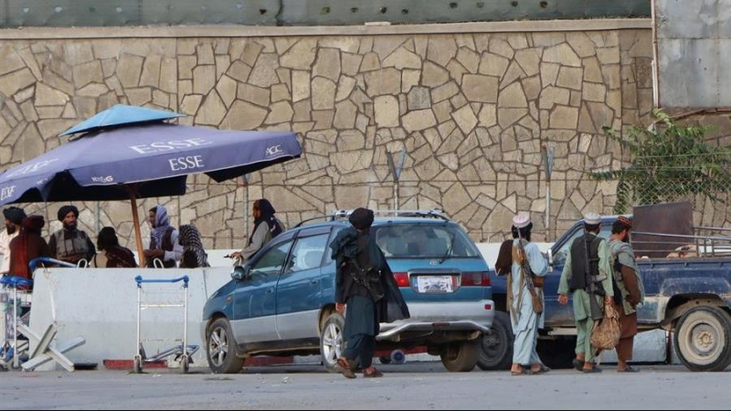 Un puesto de control talibán a las afueras del aeropuerto de Kabul.