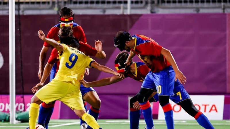 Primer partido de la fase previa de Fútbol 5 entre España y Tailandia, diputado en el Aomi Urban Sports Parken de Tokio.