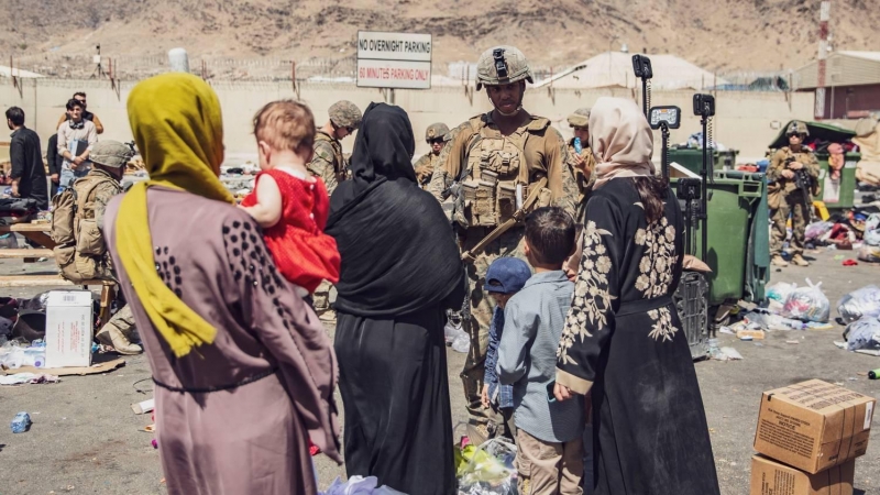 Marines de EEUU evacuan a civiles afganos en el aeropuerto de Kabul.