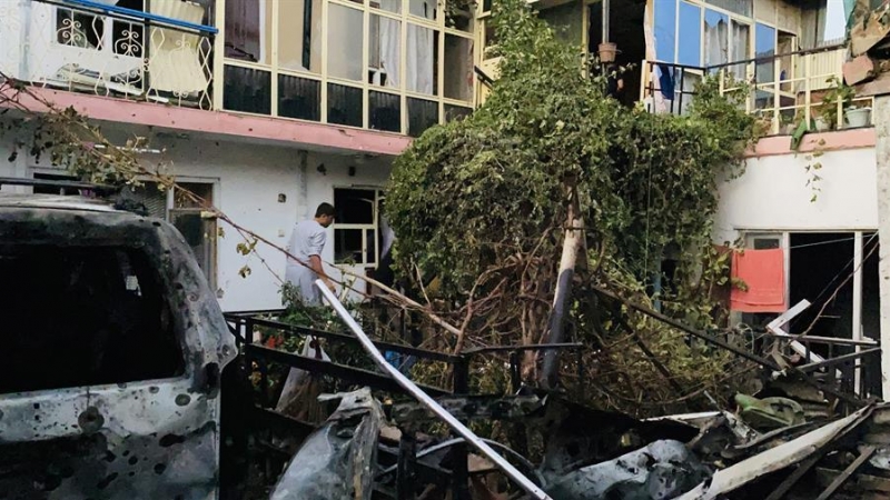 Estado del lugar donde se ha producido un ataque con un misil en un barrio cercano al aeropuerto de Kabul.