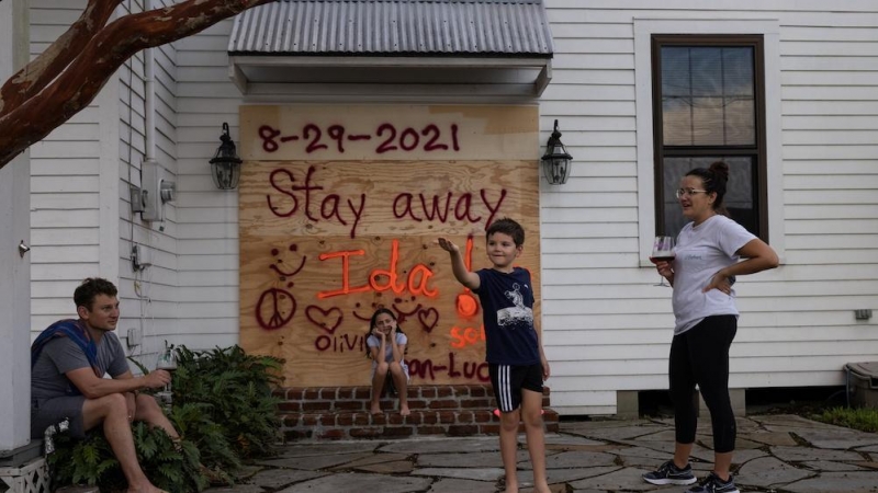 Una familia se prepara este 28 de agosto en Morgan City (Luisiana, EEUU) para recibir el huracán Ida.