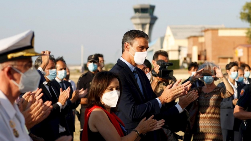 El presidente del Gobierno, Pedro Sánchez (d), y la ministra de Defensa, Margarita Robles (i), recibiendo este viernes 27 de agosto de 2021 a los últimos evacuados y unidades de las tropas españolas en Afganistán a su llegada a la base militar de Torrejón