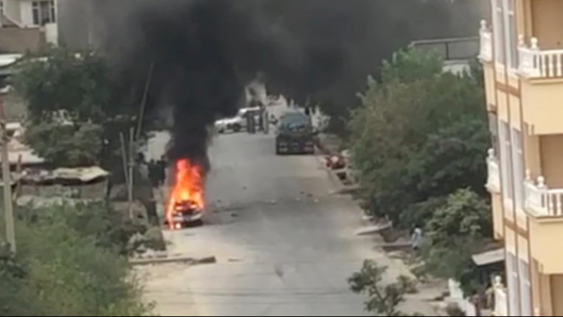 Imagen de un vehículo ardiendo tras el ataque con cohetes en las cercanías del aeropuerto de Kabul.