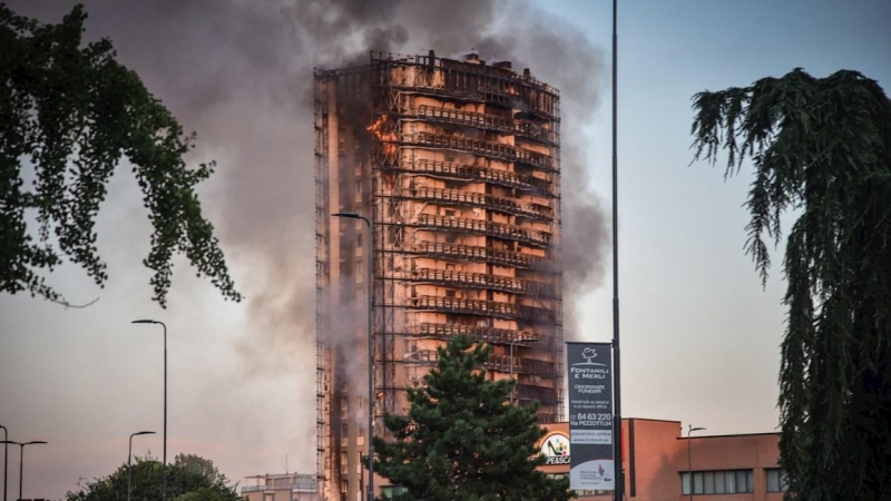 Imagen del edificio ardiendo en Italia.