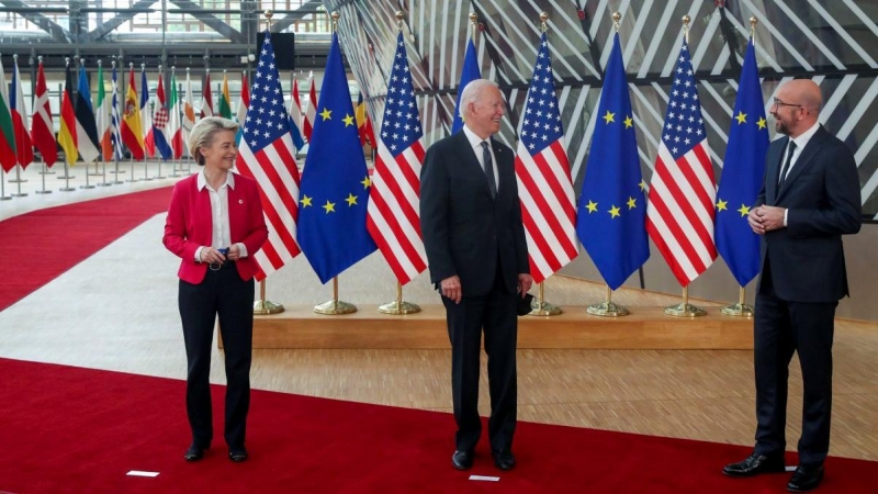 El presidente estadounidense, Joe Biden, flaqueado por la presidenta de la Comisión Europea, Ursula von der Leyen, y el presidente del Consejo Europeo, Charles Michel, en la cumbre UE-EEUU del pasado junio, en Bruselas. REUTERS/Yves Herman