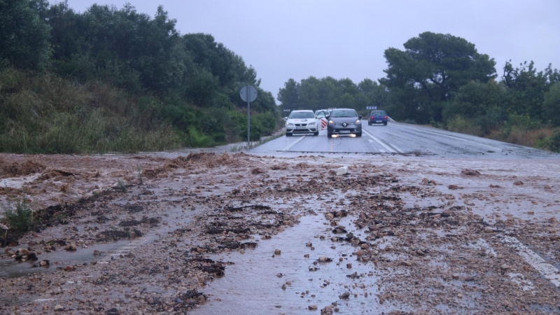 Imatge d'aquest 1 de setembre de l'N-340 entre Sant Carles de la Ràpita i Alcanar, amb fang i aigua a la calçada a causa dels aiguats.