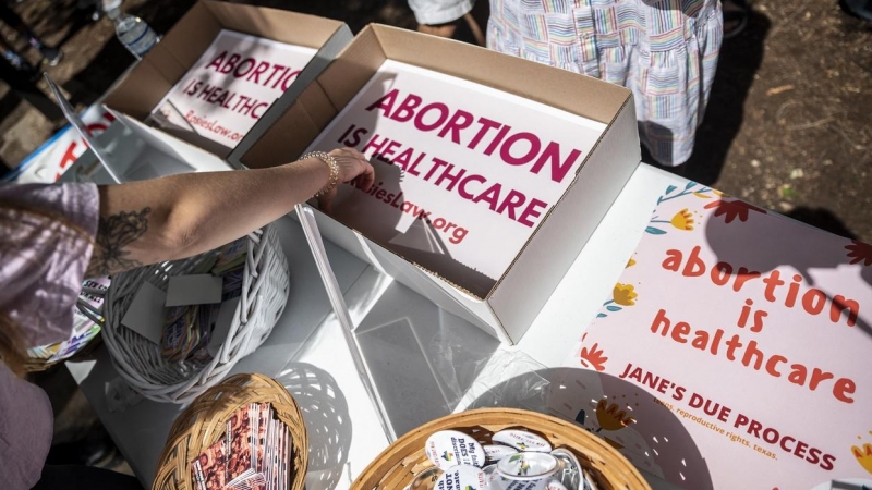 Manifestantes contra la ley antiaborto de Texas toman carteles en una concentración frente al capitolio del estado, en Austin, en mayo de 2021. AFP/Sergio Flores / Getty Images