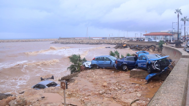 Cotxes destrossats a les Cases d'Alcanar en una imatge d'aquest dimecres, 1 de setembre.