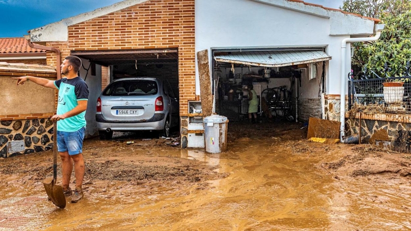 Los vecinos de Cobisa (Toledo) limpian de barro sus viviendas tras la inundación causada por la tormenta caída.