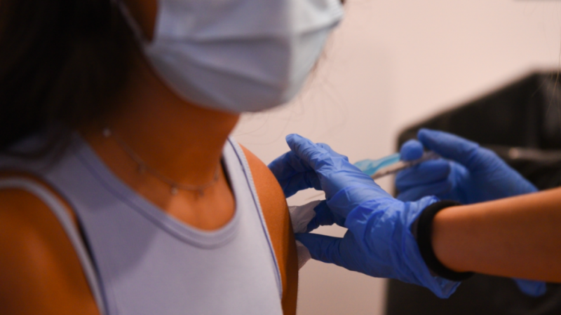 Una adolescente recibe la primera dosis de la vacuna Pfizer en un punto de vacunación.