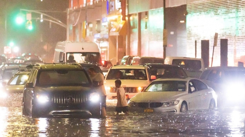 Coches atrapados en la calle por las lluvias originadas de los restos del huracán Ida.