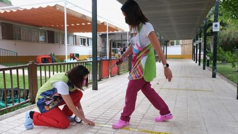 Trabajadores del colegio público de Nª Señora del Rocío, poniendo a punto el recinto ante la inauguración de el curso escolar de Educación Infantil 2021-22 a 1 de septiembre 2021 en Coria del Río, Sevilla.