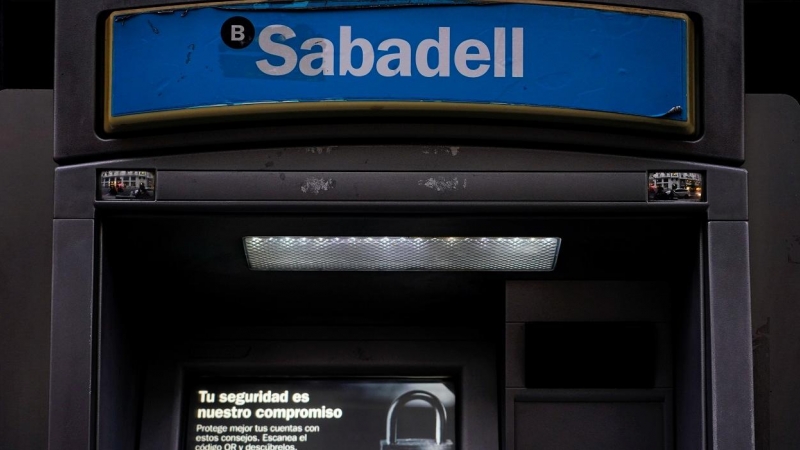 El logo del Banco Sabadell en un cajero automático de una de sus sucursales en Madrid. REUTERS/Juan Medina