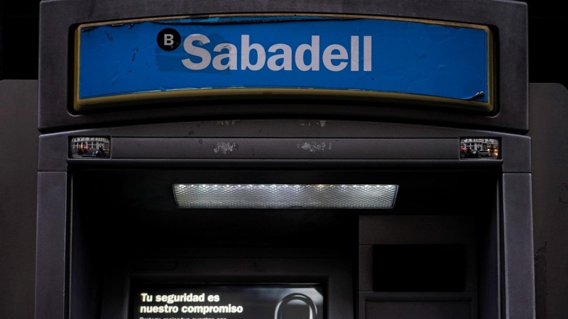 El logo del Banco Sabadell en un cajero automático de una de sus sucursales en Madrid. REUTERS/Juan Medina