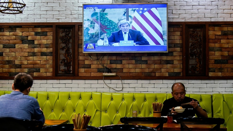 Una televisión en Shangai muestra en las noticias al estadounidense John Kerry en su visita a Tianjin.