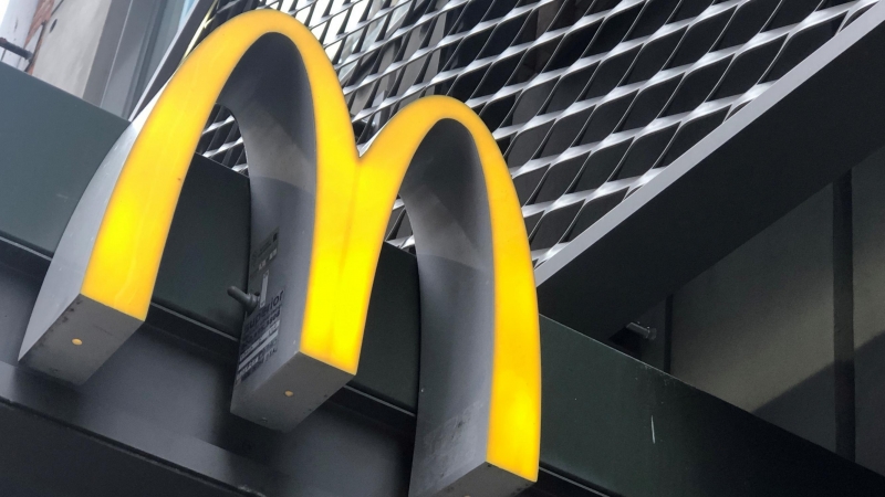 Foto de archivo. El logo de McDonald's en una fachada de un local de la empresa en Nueva York.