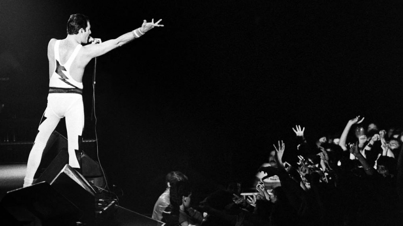 Freddie Mercury, en un concierto de Queen, en Paris, en 1984. AFP/JEAN-CLAUDE COUTAUSSE