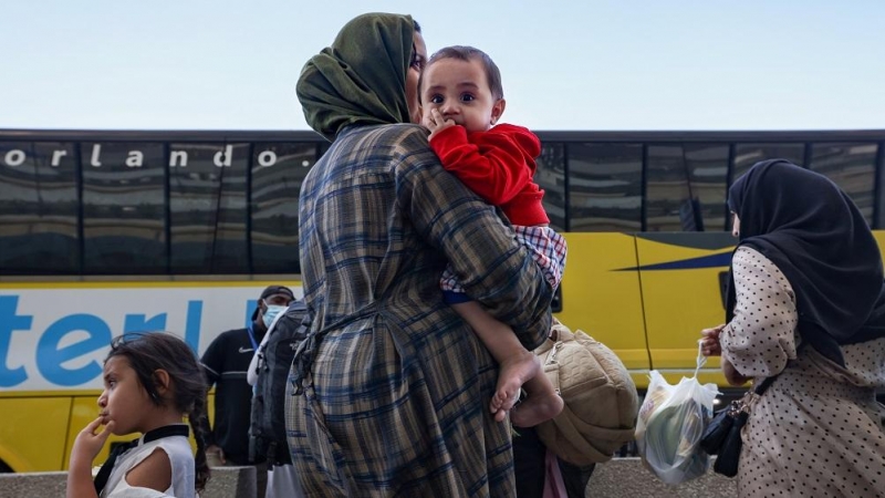 Una refugiada afgana y su hijo aterrizan en EEUU.