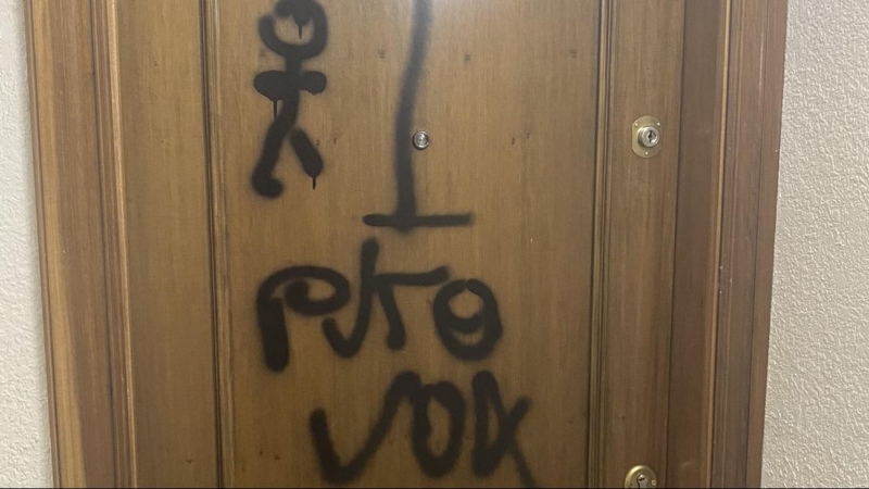 Imagen de la pintada en la puerta de la vivienda del diputado catalán de Vox Toni López.