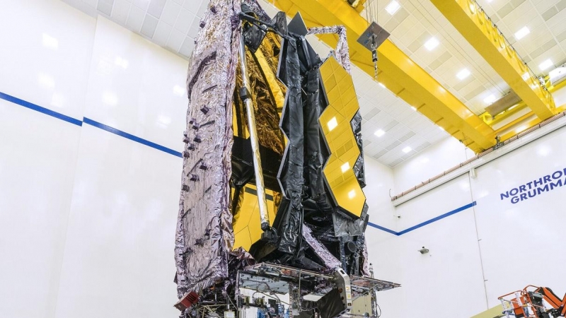 El telescopio James Webb, plegado ya para su lanzamiento, durante las últimas pruebas en la empresa Northrop Grumman en California.