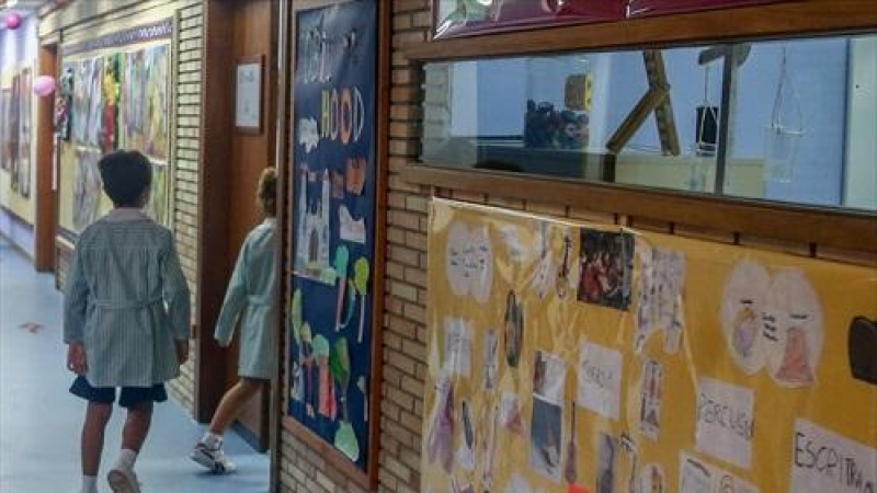 Dos niños entran en una clase del colegio Virgen de Europa durante el primer día de clase del curso 2021-22, a 6 de septiembre de 2021, en Boadilla del Monte, Madrid.