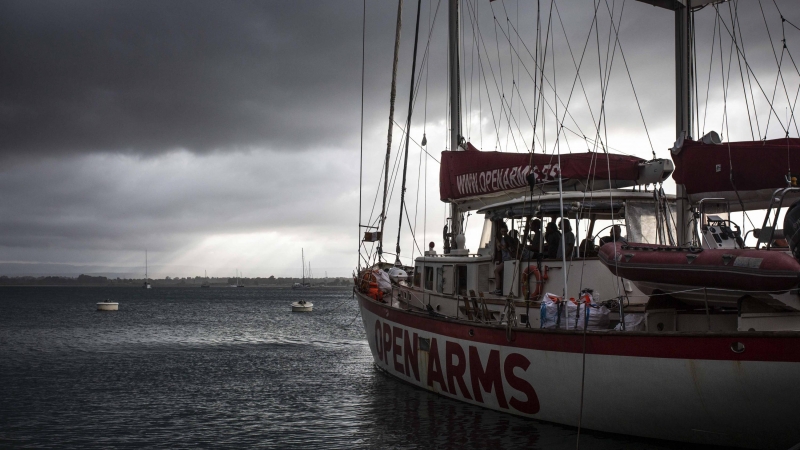 El buque Astral, de la ONG Open Arms, espera en el puerto siciliano de Siracusa.