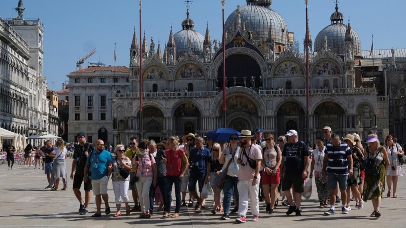 Un grupo de turistas en las Plaza de San Marcos, en Venecia (Italia). REUTERS/Manuel Silvestri