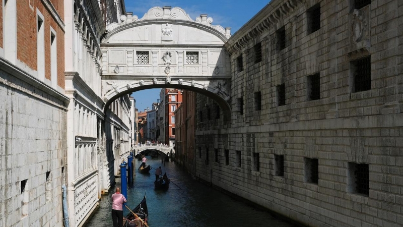 Unas góndolas pasan por el Puente de los Suspiros, en Venecia (Italia). REUTERS/Manuel Silvestri