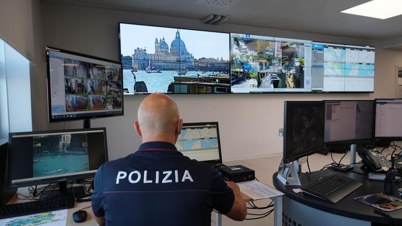 Un agente de policía, en la sala donde se controla la afluencia turistas a la ciudad de Venecia (Italia). REUTERS/Manuel Silvestri