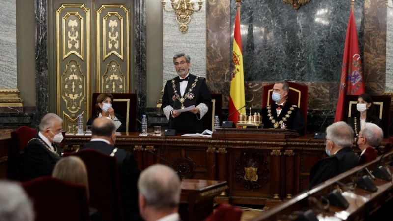 El presidente del CGPJ, Carlos Lesmes, en la inauguración del año judicial, junto a la fiscal general del Estado, Dolores Delgado, y el rey Felipe de Borbón