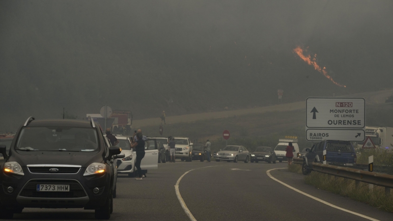 Los coches atraviesan el incendio en Lugo.