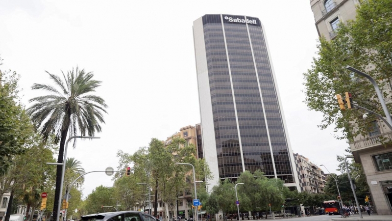 Aspecto de la sede corporativa del Banco Sabadell en Barcelona. — Quique García / EFE