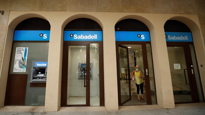 Una mujer sale de una sucursal del Banco Sabadell en Barcelona. REUTERS/ Albert Gea