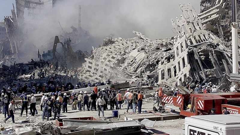 Bomberos y  equipos rescate trabajan en los restos de las Torres Gemelas del World Trade Center de Nueva York, dos días después de los atentados del 11-S. EFE/EPA/BETH A. KEISER / POOL