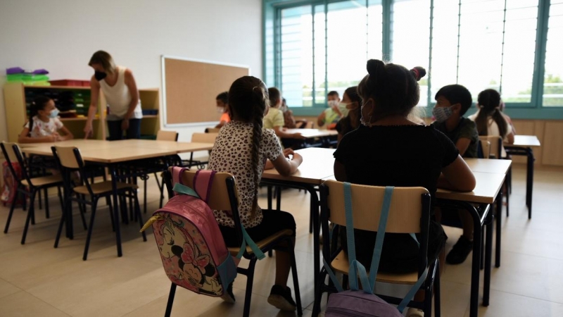 Una profesora junto con alumnos de Educación Primaria en una de las aulas del colegio Les Arts (en Valencia), de reciente construcción, durante el primer día del curso escolar 2021-2022 en el País Valencià. E.P./Jorge Gil