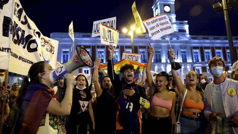 Cientos de personas se congregan en la madrileña Puerta del Sol para pedir fin a la violencia homófoba y contra el colectivo LGTBIQ+, este miércoles.