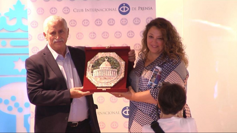 La directora de 'Público', Virginia P. Alonso, recoge el galardón entregado por el presidente de la Asociación de Periodistas y Escritores Árabes en España, Najib Abu-warda.