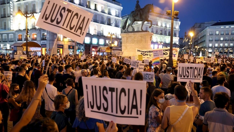 Cientos de personas se congregan el la madrileña Puerta del Sol para pedir fin a la violencia homófoba y contra el colectivo LGTBIQ+, este miércoles.