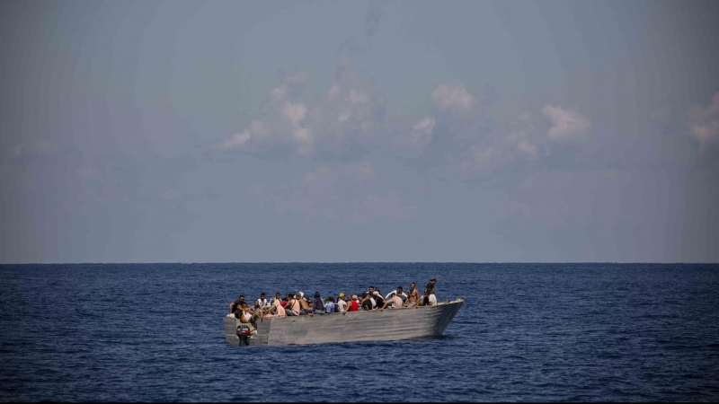 En la embarcación viajaban 72 personas, entre ellas, seis mujeres y cuatro niños de entre tres y diez años. Zarpó de la ciudad de Chebba, en Túnez, más de 20 horas antes de ser localizada, según sus ocupantes.
