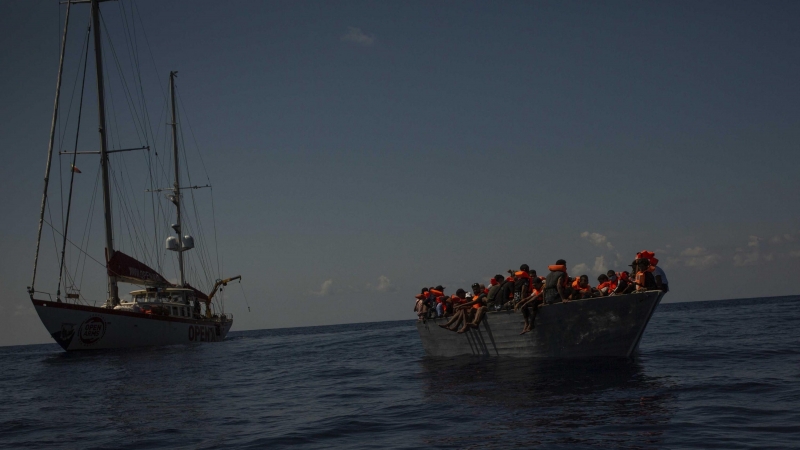 El velero Astral, de la ONG Open Arms avisó a la Guardia Costera italiana y acompañó a la barcaza hasta que fueron rescatados y trasladados a la isla de Lampedusa.