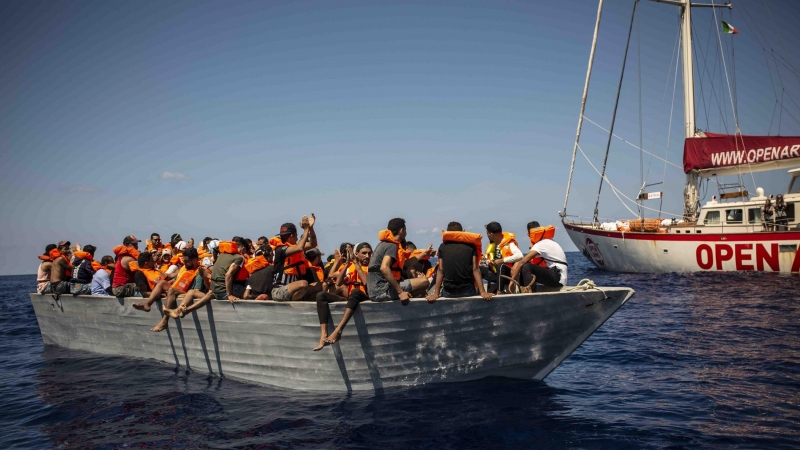 El velero Astral, de la ONG Open Arms avisó a la Guardia Costera italiana y acompañó a la barcaza hasta que fueron rescatados y trasladados a la isla de Lampedusa.