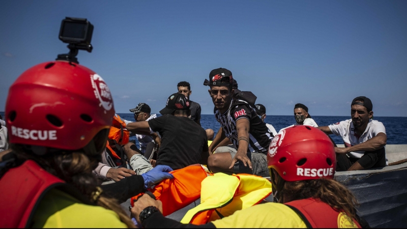 Aunque se pensaba que había alrededor de 40 personas a bordo, la barcaza tenía un piso inferior en el que se hacinaban otras 30 personas rescatadas en el Mediterráneo por Open Arms.