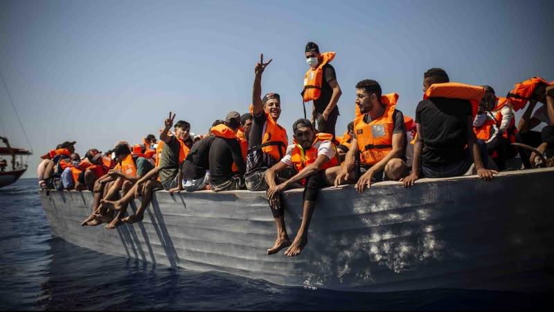 Los rescatados celebran haber sido localizados por el Astral una vez les informen de que serán trasladados a Lampedusa por los guardacostas italianos.