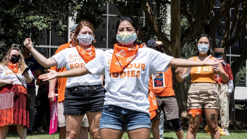 Un grupo de activistas protesta en Texas por la restrictiva ley del aborto.