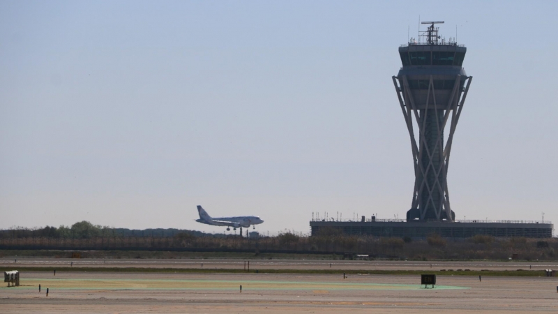 Un avió aterrant a l'aeroport del Prat en una imatge d'arxiu.