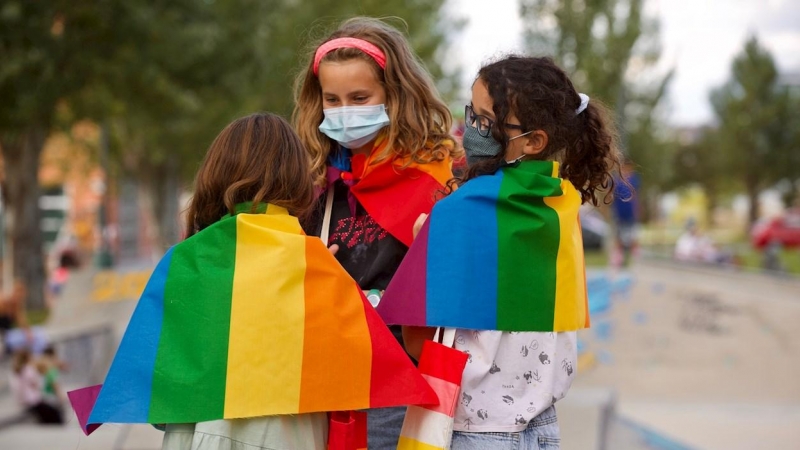 Ikusgune, el Observatorio contra la LGTBIfobia, ha organizado este jueves en Vitoria un acto de apoyo a la niña de 12 años ha sufrido en dos ocasiones acoso por parte de un grupo de menores por llevar una bolsa con los colores del arco iris.